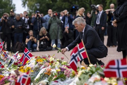 Oslo (Norway), 28/08/2026.- Mourners gather in Palace Square with candles and flowers following the announcement of King Harald's death in Oslo, Norway, 28 August 2026. King Harald died at Oslo University Hospital at the age of 89, according to an official statement released by the Royal House of Norway on 28 August 2026. (Noruega) EFE/EPA/CORNELIUS POPPE NORWAY OUT