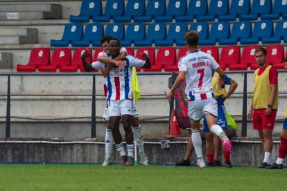 Sérigné Faye celebra el gol logrado en O Couto que significa para la Ponferradina empezar con tres puntos en su casillero.
