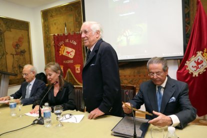 Carlos Espinosa de los Monteros, en el centro, en un acto en la Casa de León en Madrid en 2023.