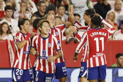 Los jugadores del Atlético celebran el segundo gol de Baena.
