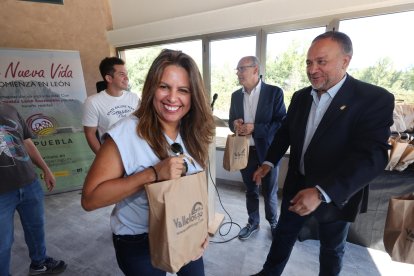Ángela, venezolana asentada en la comarca, junto a Álvarez Courel