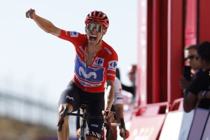 Enric Mas celebra su victoria al cruzar la línea de meta.