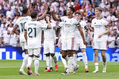 Los jugadores del Real Madrid celebran uno de sus ocho goles.