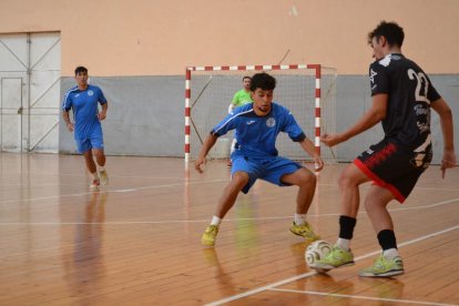 Marco, a la izquierda, realizó ayer un buen 3x1 frente al equipo gallego y burgalés.