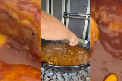 El arroz caldoso de Dabiz Muñoz se cocina directamente sobre las brasas hasta conseguir una textura ligada y cremosa que el chef resume así: «Mira qué cremosidad».