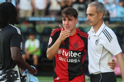 Pablo Lago consuela a Koke tras perder el ascenso a 2ª División en Vigo hace dos meses.