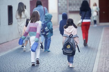 Alumnos junto a un colegio en León.