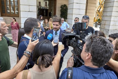 El alcalde de Gandía, José Manuel Prieto, realiza declaraciones tras la concentración de solidaridad con Ceuta ante la grave crisis migratoria que sufre, en una iniciativa promovida desde la Federación Española de Municipios y Provincias de la que se ha desmarcado el PSPV-PSOE, aunque localidades gobernadas por los socialistas, como Gandía y Sagunto, han convocado también actos de apoyo a la ci.
