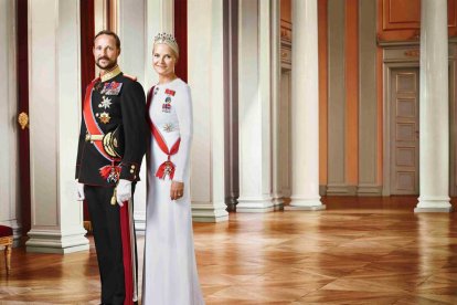 Retrato oficial de los nuevos reyes de Noruega: Haakon VIII y Mette-Marit.