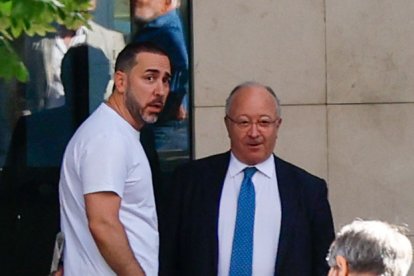 El comisionista Víctor de Aldama (i) y el abogado del PP, Alberto Durán Ruiz de Huidobro.