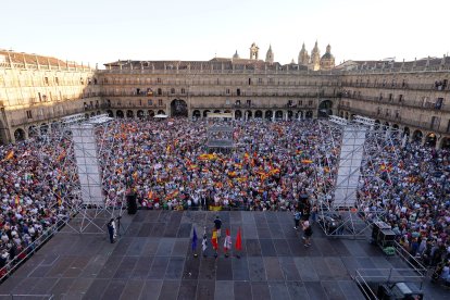 Decenas de personas durante una concentración en solidaridad con Ceuta, en la Plaza Mayor, a 2 de septiembre de 2026, en Salamanca, Castilla y León (España).