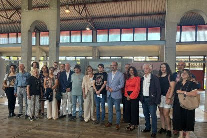 Foto de familia con alguno de los artistas que exponen sus obras y las autoridades presentes