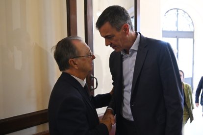 Archivo - El presidente del Gobierno, Pedro Sánchez,  y el presidente de Ceuta, Juan Jesús Vivas, durante una reunón, a 31 de julio de 2026, en Ceuta (España). 