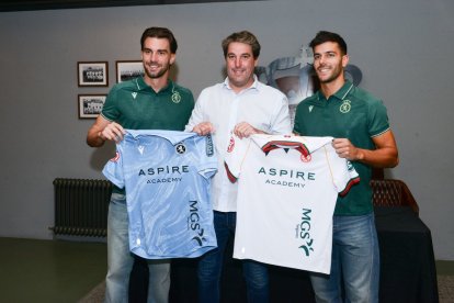 Miguel San Román, Asier Goiria (directo deportivo) y Róber Pier posan sonrientes.