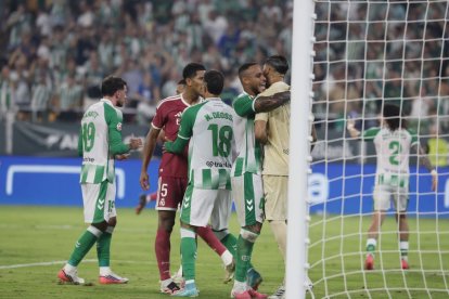 Álvaro Valles tras detener un penalti a Mbappé.