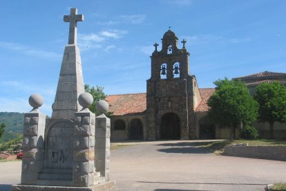 Iglesia parroquial de Santiago Apóstol y el Monumento a los Caídos en la plaza de Prioro.
