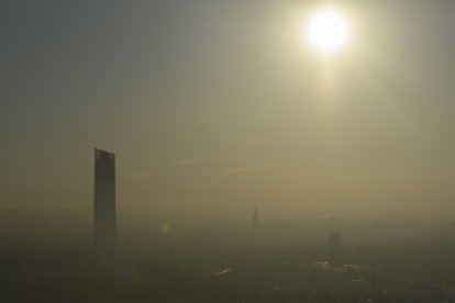 En la imagen de archivo, el cielo contaminado de Sevilla a primeras horas de la mañana. EFE/Raúl Caro.