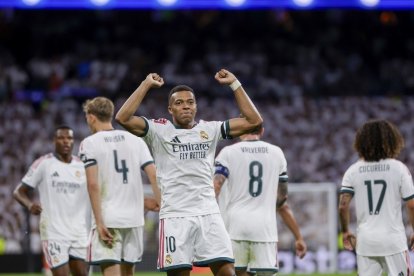 Mbappé celebra el primer gol, que abría el marcador.