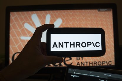 Una persona sostiene un teléfono con el logotipo de la inteligencia artificial (IA) Anthropic, en una fotografía de archivo. EFE/ Angel Colmenares.