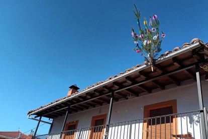Los ramos de quintos forman parte de una antigua tradición leonesa vinculada a los jóvenes de una misma generación, el cortejo y el paso hacia la edad adulta.