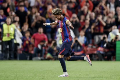 Lamine Yamal celebra su gol, el cuarto tanto del Barça, durante el partido de Champions.