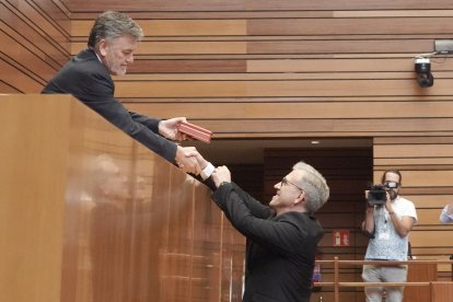 Toma de posesión de Mariano Veganzones  como procurador  de Vox  por Valladolid.