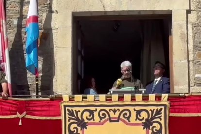 Un agente forestal y José Manuel Pereira durante el pregón