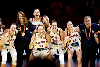 Alicia Flórez muestra su medalla de bronce.