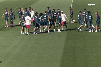 La plantilla del Real Madrid durante el entrenamiento del lunes.