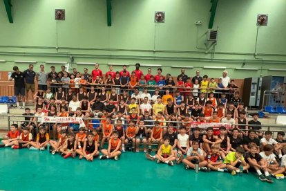 Los jugadores de la Cultural de baloncesto con la cantera.