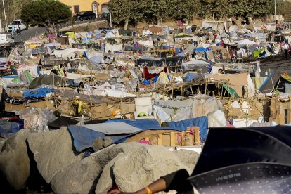 Campamento provisional levantado por los migrantes en la playa del Trampolín de Ceuta este lunes. EFE/ Reduan.