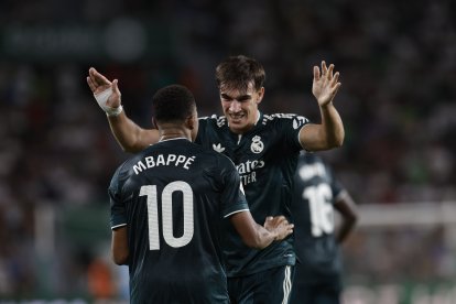Espí celebra con Mbappé el gol que le dio la victoria al Real Madrid en Elche.