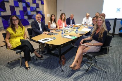 Adriana Ulibarri (Diario de León), Luis E. Ortega (viceconsejero de Transformación Digital), Paula Cuervo (Caja Rural), Nuria González (ULE), Joaquín S. Torné (Diario de León), Roberto Vidal (Xeridia), Tomás Castro (Proconsi), José Pellitero (Diputación de León), Mª José Gutiérrez (Telefónica) y Silvia Herrero (Iberdrola).