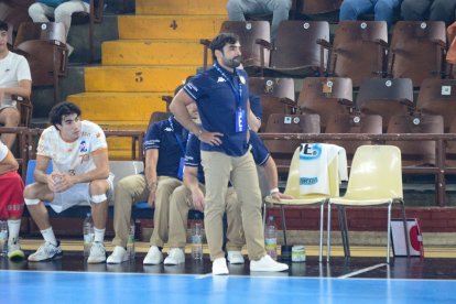 Luis Puertas en un momento del partido que disputó el Abanca Ademar frente al Cuenca en el Palacio de Deportes de León.