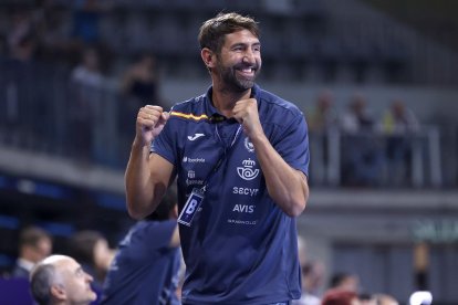 Óscar Perales, seleccionador nacional, celebra uno de los goles de España en la final.