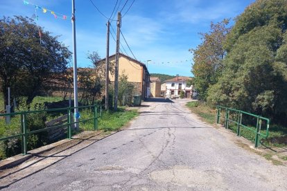 Travesía de la carretera LE-5638 a su paso por la localidad de Pesquera.
