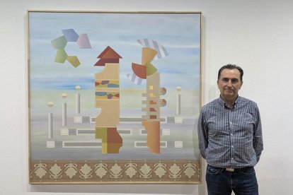 Enrique Rodríguez «Guzpeña» con la obra fanadora.