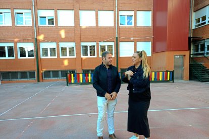 Iván Alonso y la directora del centro en zona exterior en la que se ha intervenido