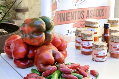 El vicepresidente de la Diputación de León, Roberto Aller, y el alcalde de Fresno de la Vega, Alfonso Melón, presentan la 41 edición de la Feria del Pimiento Morrón