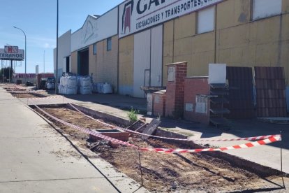 Vista de los trabajos de mejora en el polígono industrial El Tesoro de Valencia de Don Juan.  El PSOE ha denunciado la suciedad de la infraestructura.