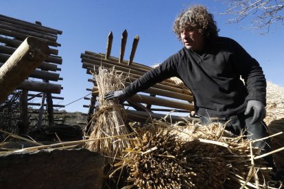 Miguel Ángel Rivera restaura un pajar en 2020 en Villar del Monte.