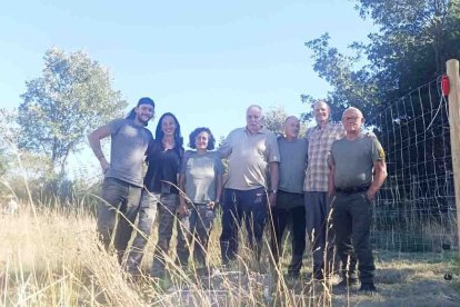 Purroy, en el centro, y Clevenger (segundo por la derecha) junto a los responsables de Fapas.