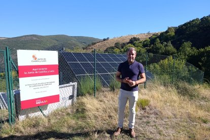 El Concejal de Medio Rural, Iván Alonso en las  instalaciones fotovoltaicas de Carracedo de Compludo