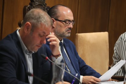 El alcalde del PP, Marco Morala, en el pleno de este viernes en el consistorio de Ponferrada, ante su socio de gobierno, el bercianista Iván Alonso.