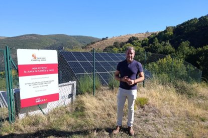 El concejal de Medio Rural, junto a la instalación.