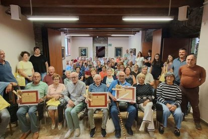 Foto de familia del filandón 'Tejiendo alianzas', en Murias de Paredes.