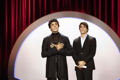 Los realizadores Javier Calvo (d) y Javier Ambrossi (i) recogen el Premio del Público a la Mejor Película por 'La bola negra' en la gala de clausura de la 74 del Festival de Cine de San Sebastián. EFE/Juan Herrero.