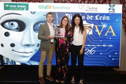 Raúl Fernández entregó el premio a Rebeca Díez y Ana Isabel Paniagua.