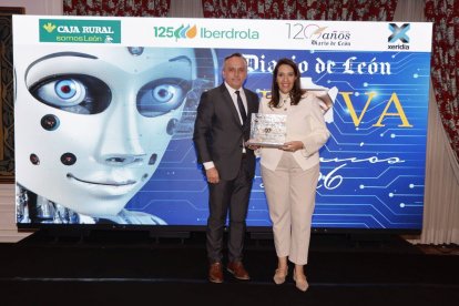Luis Enrique Ortega entregó el premio a Noelia Flórez.