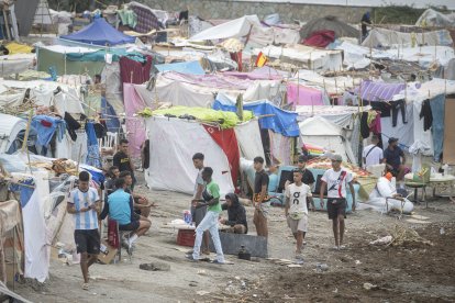 Varios migrantes acampados en la playa de Benítez, a 23 de septiembre de 2026, en Ceuta (España). 